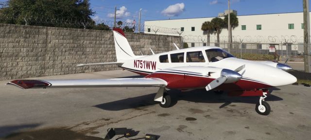 Piper PA-30 Twin Comanche (N751WW)