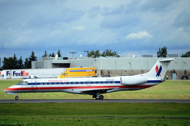 Embraer ERJ-135 (N841AE)