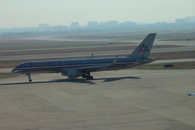 Boeing 757-200 (N613AA) - 111113 AA B752 taxiing out to Rwy 17R