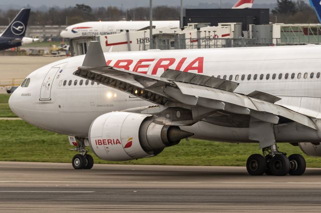 Airbus A330-200 (EC-MLB) - 26th March, 2023: About to exit runway 09L at Heathrow after arriving from Madrid as Iberia flight IB3166.