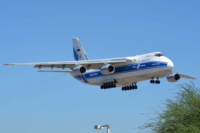 Antonov An-124 Ruslan (RA-82068) - Volga-Dnepr An-124 RA-82068 on approach to land on Runway 07 Right at Phoenix Sky Harbor on June 15, 2016