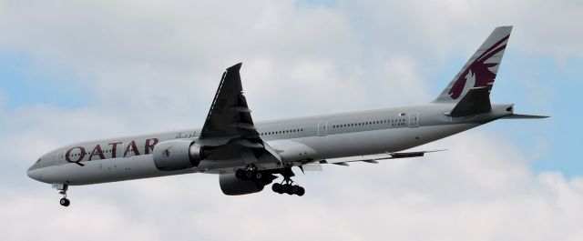 BOEING 777-300ER (A7-BAN) - A minute till landing, summer 2019.