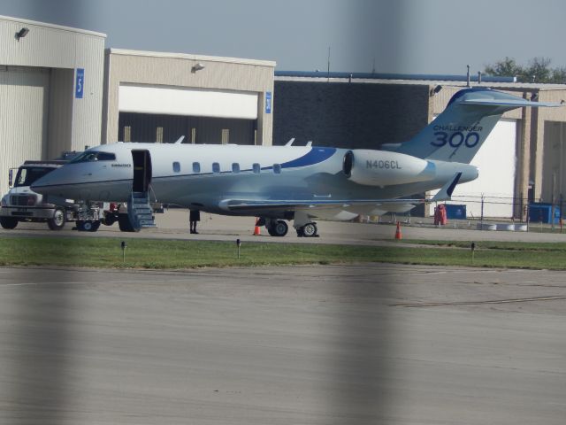 Bombardier Challenger 300 (N406CL) - The Bombardier Challenger 300 with Huntington National Bank.