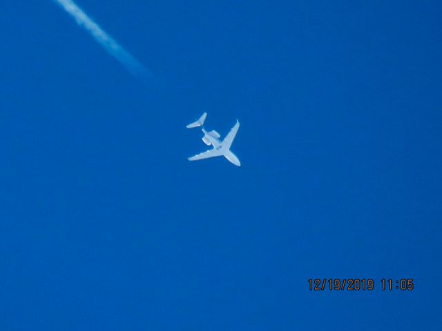 Bombardier Challenger 300 (N115LF)