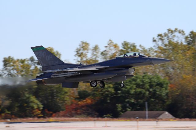 Lockheed F-16 Fighting Falcon (90-0704) - A Lockheed Martin F-16CM Fighting Falcon from the 112th Fighter Squadron, 180th Fighter Wing, Ohio Air Guard departing Toledo Express Airport as viewed from the general aviation ramp on 13 Oct 2020. Ya gotta love the fall colors!