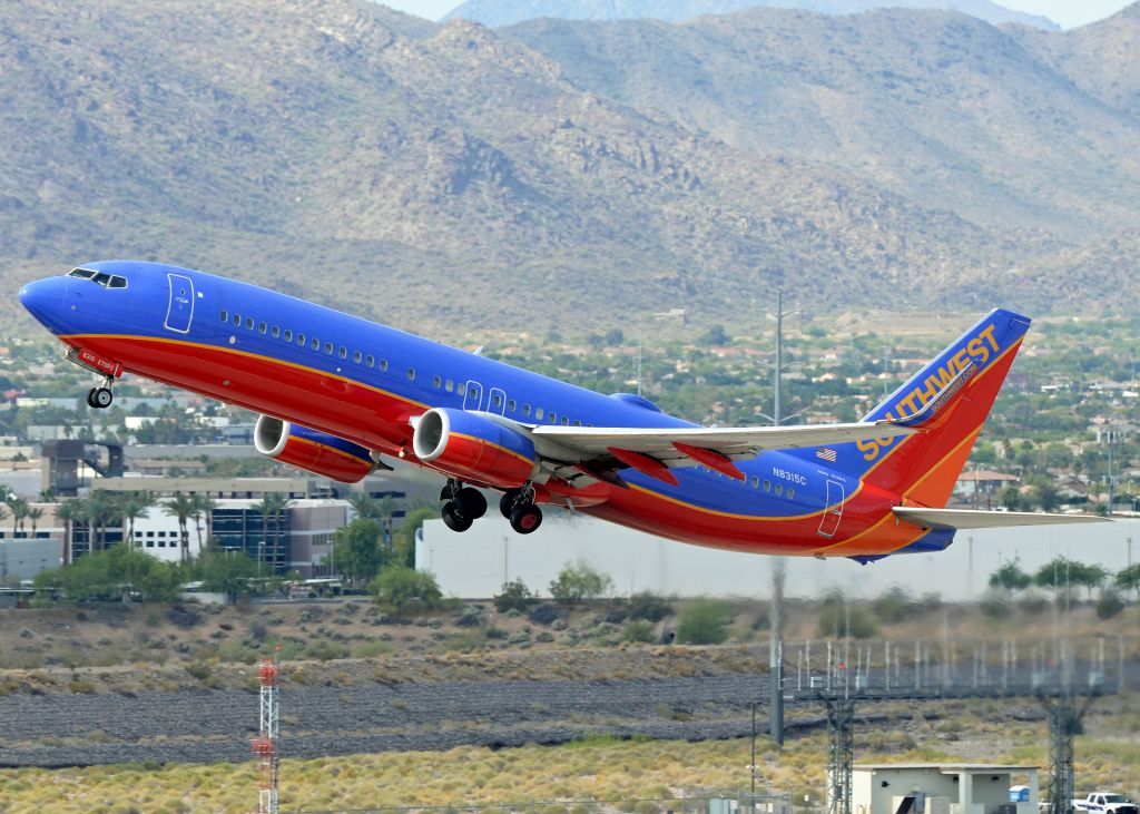 Boeing 737-800 (N8315C)
