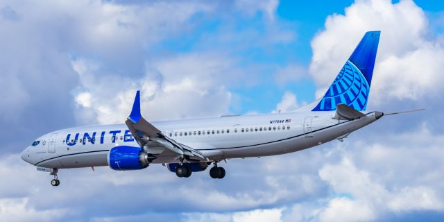 Boeing 737 MAX 9 (N77544) - A United Airlines 737 MAX 9 landing at PHX on 2/26/23. Taken with a Canon R7 and Tamron 70-200 G2 lens.