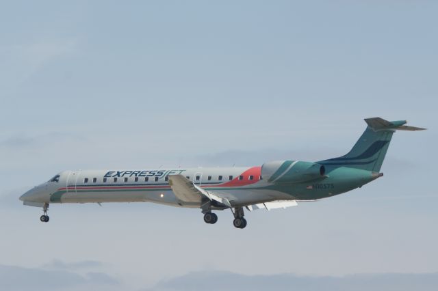 Embraer ERJ-145 (N10575)