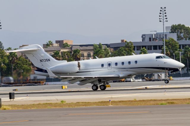 Bombardier Challenger 300 (N725N)