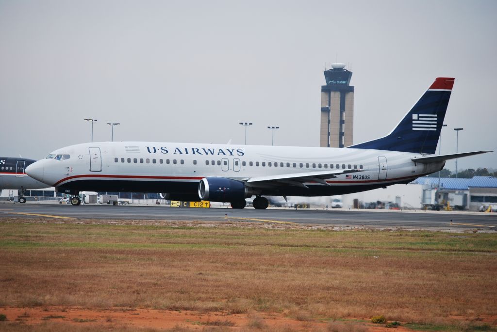 BOEING 737-400 (N438US) - Taxiing into position runway 18L - 10/23/09