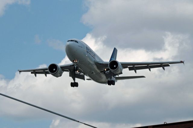 Airbus A310 (C-GFAT)