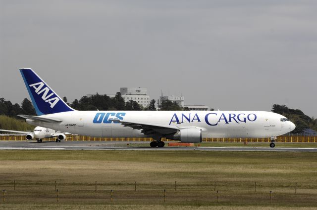 BOEING 767-300 (JA8323) - Departure at Narita Intl Airport Rwy16R on 2013/04/18