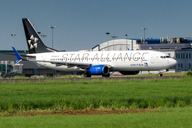 Boeing 737-800 (N14219)