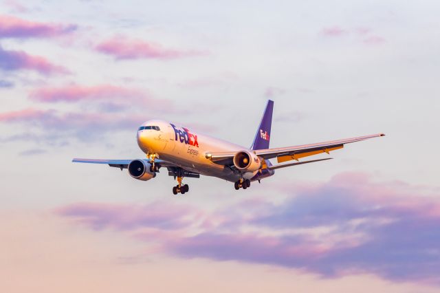 BOEING 767-300 (N160FE) - FedEx 767-300 landing at PHX on 12/18/22. Taken with a Canon R7 and Tamron 70-200 G2 lens.