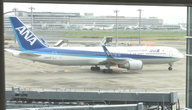 BOEING 767-300 (JA627A) - ANA 767-381ER JA627A (msn 40898) at Haneda Airport Japan on October 18, 2024.