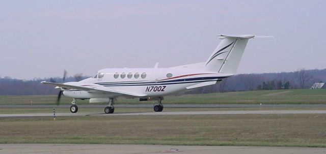 Beechcraft Super King Air 200 (N700Z) - Taxiing to ramp; 3/13/09