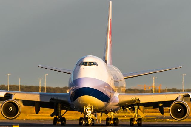 Boeing 747-400 (B-18722) - yellow evening sun