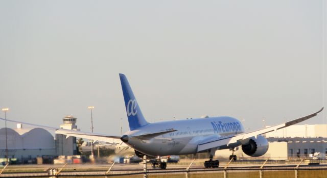 Boeing 787-8 (EC-MOM)