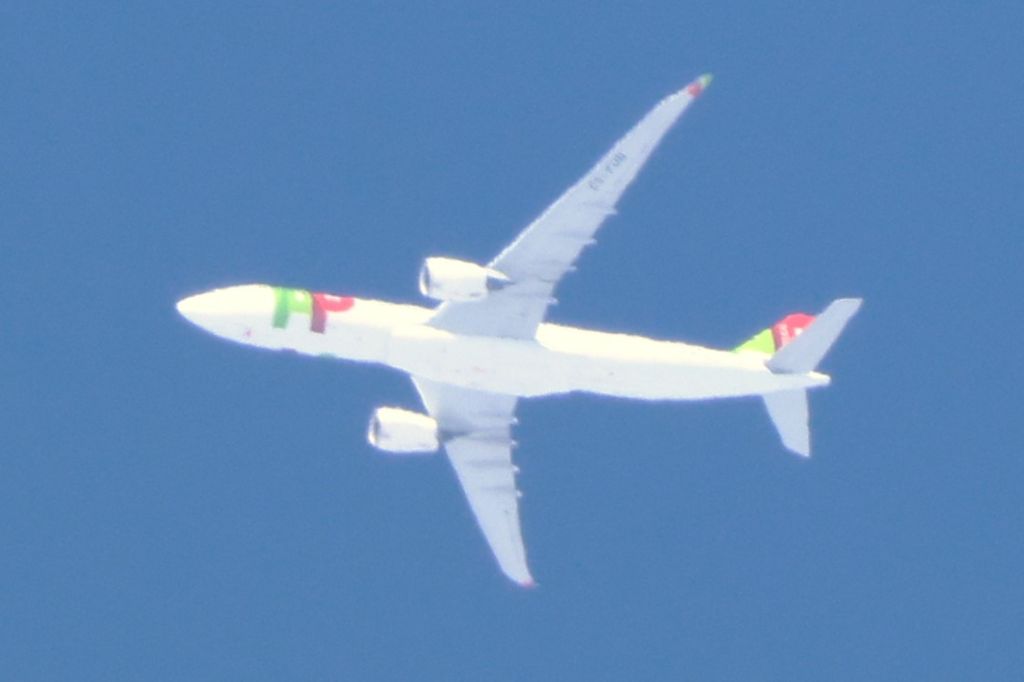 Airbus A330-300 (CS-TUN) - CS-TUN Airbus A-330 947N  TAP Air Portugal TP243 De Lisbon LIS. Vers Chicago ORD. Altitude 11528 Mètres. Vitesse 839 KM/H.  Survolant la ville de Lavaltrie QC. Le 07-03-2025 à 13:57.