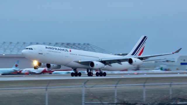 Airbus A340-300 (F-GLZC)