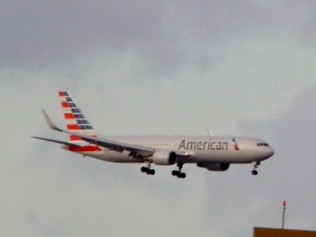 BOEING 767-300 (N386AA)