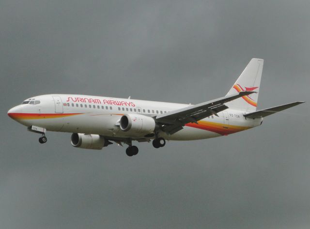 BOEING 737-400 (PZ-TCN)