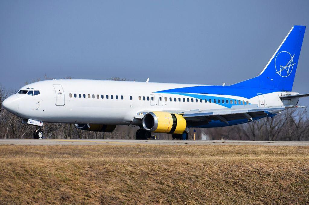 BOEING 737-400 (N545CC) - Year: 1996br /Make: Boeingbr /Model: 737-48Ebr /Opby: iAero Airwaysbr /br /SWQ302 arriving into the Buffalo-Niagara International Airport to pick up the Iowa Hawkeyes and bring them to Cedar Rapids (KCID) after their loss to Richmond