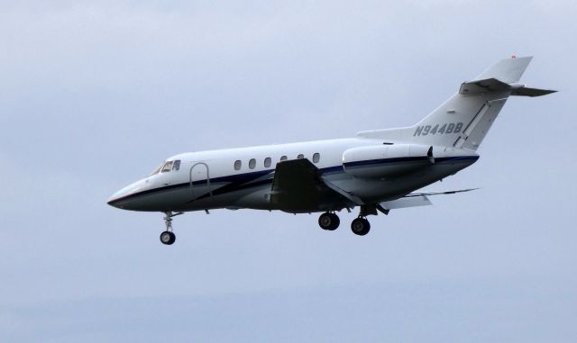 Hawker 800 (N944BB) - On final is this 2003 Raytheon Hawker 800XP in the Autumn of 2019.