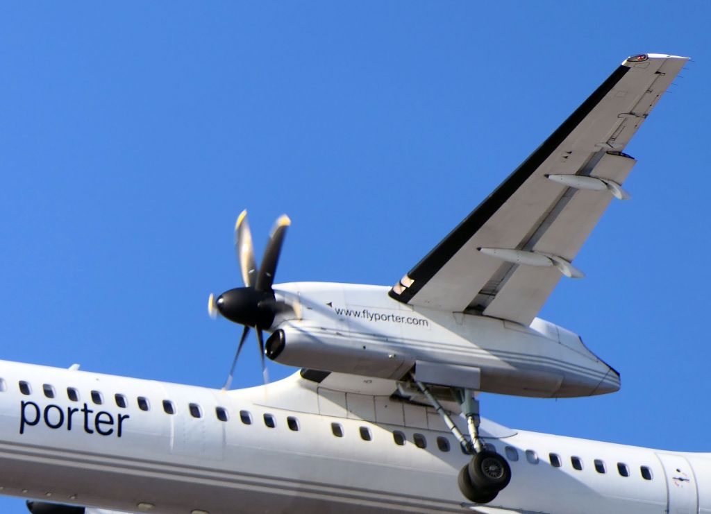 de Havilland Dash 8-400 (C-GLQK)