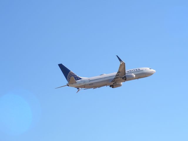 Boeing 737-800 (N77518) - United 737-800 Split Scimitar Winglets lifting from RWY 14 at KORF (Also, this is my first time seeing a 737 split scimitar up close!)