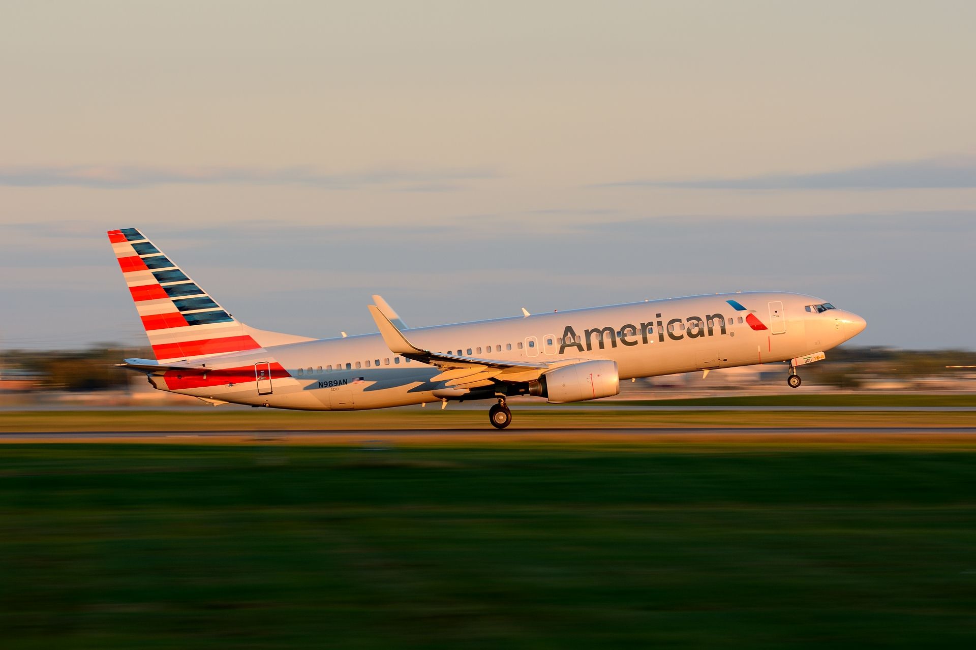 Boeing 737-800 (N989AN)