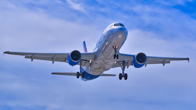 Airbus A320 (N215NV)