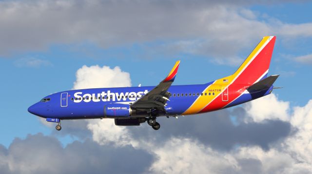 BOEING 737-300 (N647SW) - Former "triple crown" jet now painted in the new SWA colors.  Inbound from PHX.