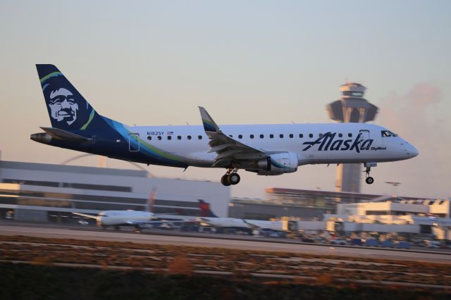 EMBRAER 175 (long wing) (N182SY)