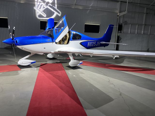 Cirrus SR22 Turbo (N825JH)