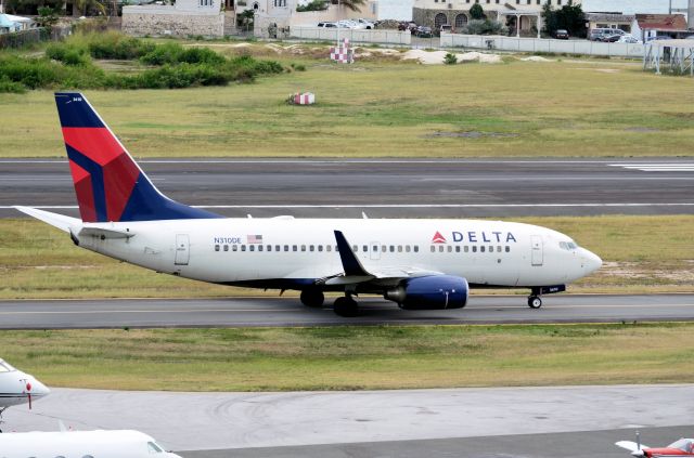 Boeing 737-700 (N310DE)