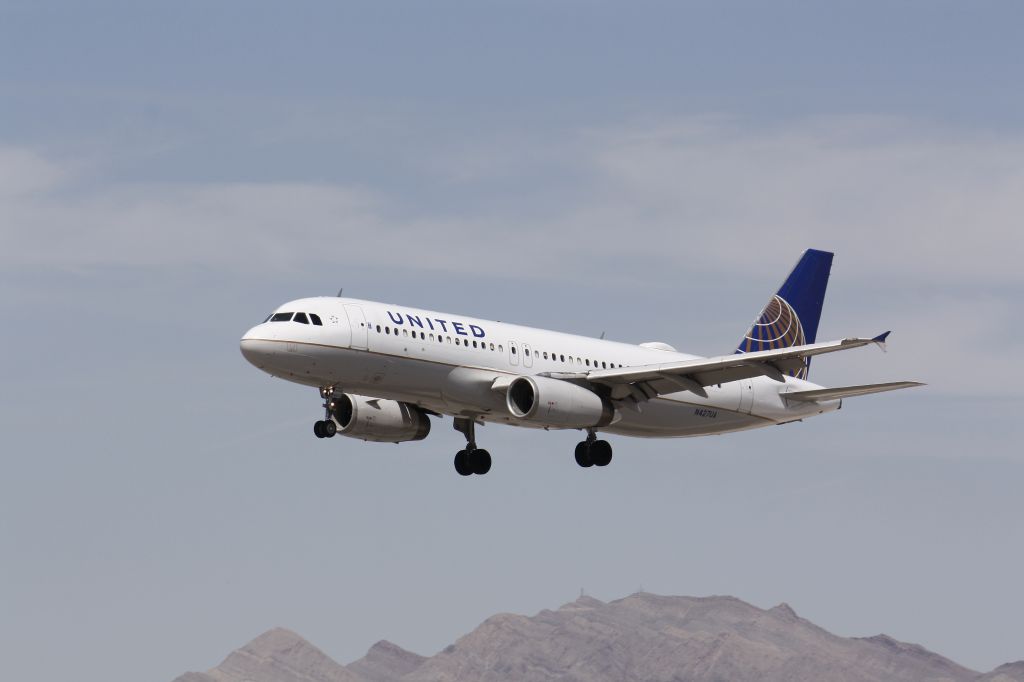 Airbus A320 (N427UA) - final approach runway 26L KLAS