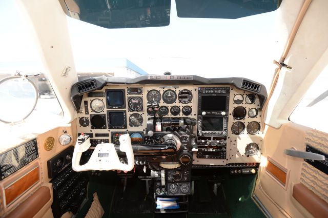 Beechcraft Baron (58) (N58JG) - Nice Panel in this 1982 Baron 58P