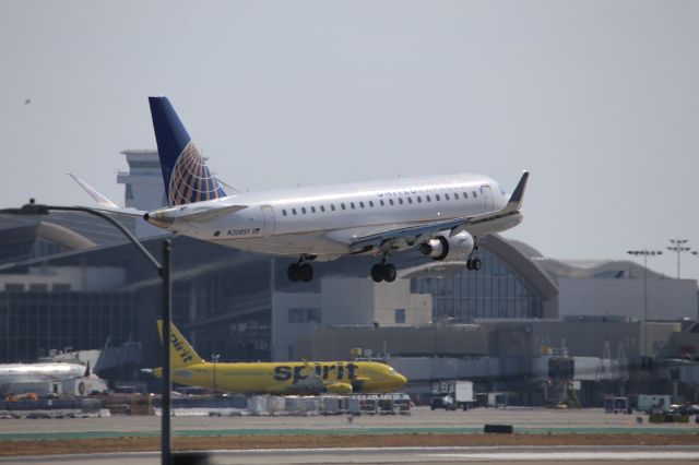 EMBRAER 175 (long wing) (N208SY)