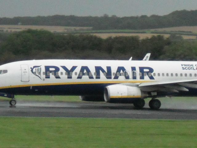 Boeing 737-800 (EI-DAO) - Taking off 31