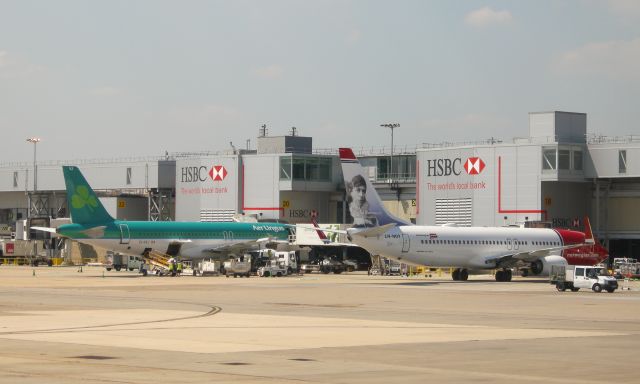 Boeing 737-700 (LN-NOY) - Norwegian Air Shuttle Boeing 737-8JP(WL) LN-NOY together with Aer Lingus Airbus A320-214 EI-DVJ in London Gatwick