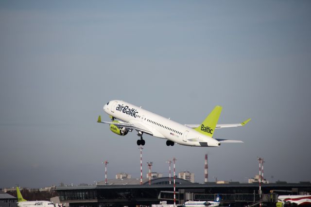 Airbus A220-300 (YL-CSK)