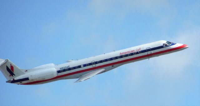 Embraer ERJ-145 (N923AE) - American Eagle/Envoy Air (AA/MQ) N923AE ERJ-145 LR [cn907]br /Miami (MIA). American Eagle/Envoy Air flight AA3467/MQ3467 departing for Georgetown Exuma (GGT). This white livery was replaced by a new silver livery in 2013 following the American Airlines merger with US Airways.br /Taken from Dolphin Car Park, Floor 6 (roof) by Terminal D entrancebr /2013 04 08  a rel=nofollow href=http://alphayankee.smugmug.com/Airlines-and-Airliners-Portfolio/Airlines/AmericasAirlines/American-Eagle-AAAXCPENEVMQOHOOYVYXZWhttps://alphayankee.smugmug.com/Airlines-and-Airliners-Portfolio/Airlines/AmericasAirlines/American-Eagle-AAAXCPENEVMQOHOOYVYXZW/a