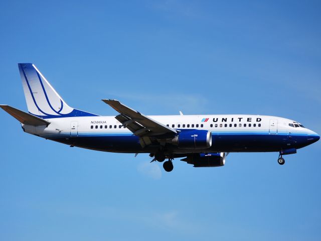 BOEING 737-300 (N386UA) - On final for runway 18C - 4/4/09