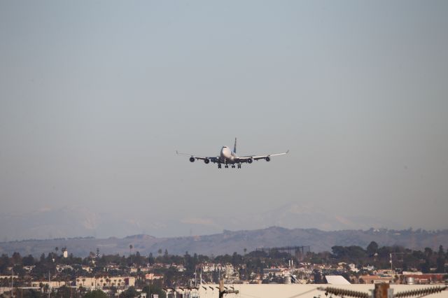 Boeing 747-400 (N472MC)