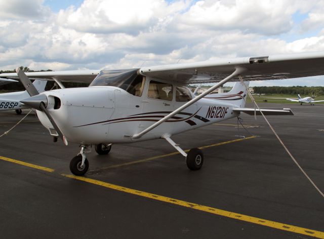 Cessna Skyhawk (N612DF) - The flight training and charter fleet at Arrow Aviation, phone (203) 778 1150.