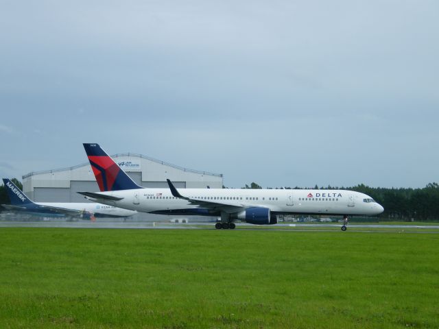 Boeing 757-200 (N536US) - N536US BOEING 757-251WL CN 26483/695 DAL 122/3