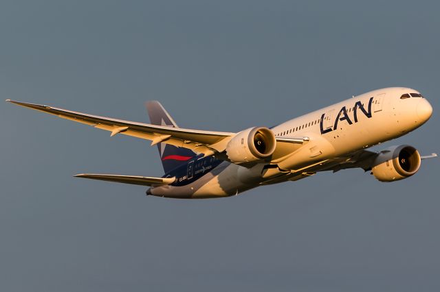 Boeing 787-8 (CC-BBJ) - evenig sun