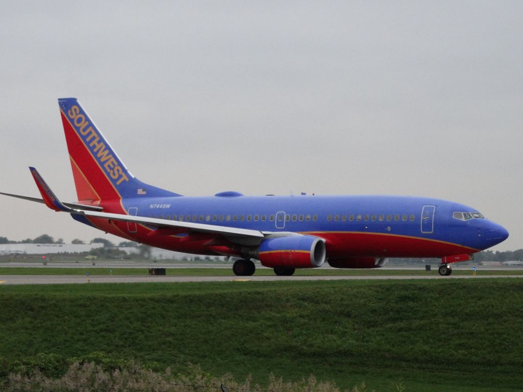 Boeing 737-700 (N744SW)