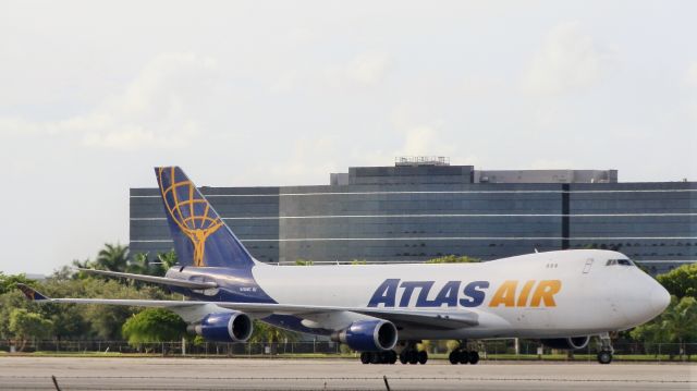 Boeing 747-400 (N415MC)